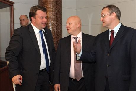 Václav Bartuka (right) with EZ CEO Danniel Bene (center) and the former industry minister at the hand over of tender documents to the three Temelín bidders at the end of October