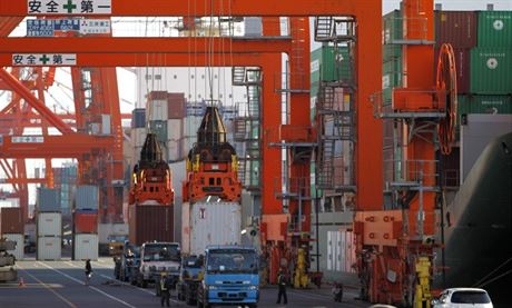 V tokijském pístavu vykládají 25. ledna dovezené zboí. Zvýený import v loském roce vychýlil obchodní bilanci Japonska do ervených ísel.
