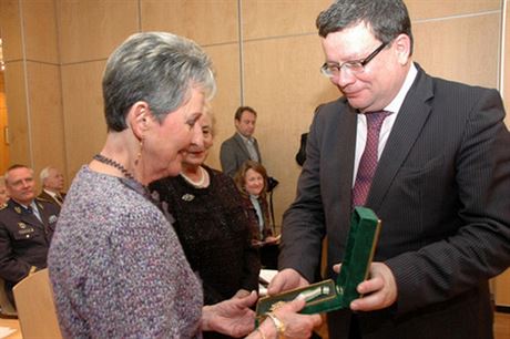 Defense Minister Alexandr Vondra (right) hands over the ‘Cross of Defense of the State,’ bestowed posthumously to the late General Antonín Hasal, to his daughter, Milice