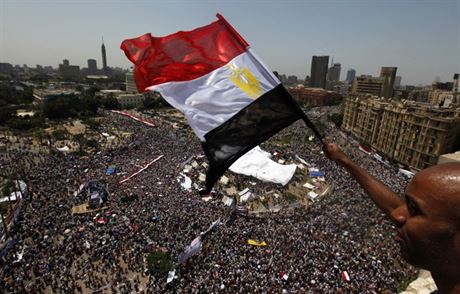 Arabské jaro dokázalo pouze přivést davy do ulic, nebylo však schopné postavit do jejich čela vůdce. Otázkou však je, zda jsou noví Kaddafíové, Násirové, noví revoluční vůdci třeba. Svět nemá ani ponětí, co se stalo po návratu mladých mužů domů.