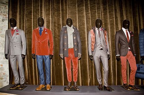 Z prezentace kolekce znaky Hugo Boss na veletrhu ve Florencii. Pozornosti se opt tí pánské obleky z manestru a kordu. Klasika se kombinuje se sportovním stylem.