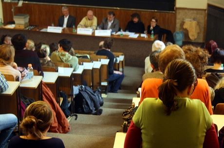 V průběhu Týdne neklidu debatovali na ČVUT se studenty prorektor UK Stanislav Štech a také ČVUT Vojtěch Petráček, sekundoval jim v černém svetru i ostravský sociolog Jan Keller.