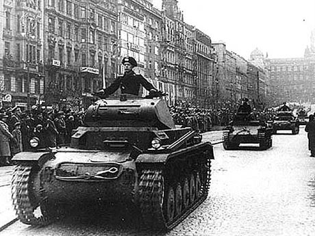 Snad každý si z učebnic a historických publikací či dokumentů pamatuje fotografie, na nichž obyvatelé Prahy zatínají pěsti a vyjadřují opovržení nad německými vojáky.