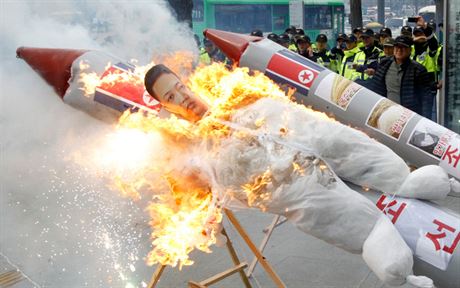 Maketami severokorejských raket zapálených spolu s podobiznou severokorejského vůdce Kim Čong-una demonstranti v Soulu protestovali proti „civilnímu vesmírnému projektu“ KLDR, který se diktátorskému režimu v pátek moc nepovedl.