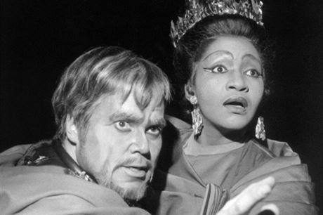 Podle Daniela Barenboima byl Dietrich Fischer-Dieskau přímo revoluční interpret. (Na archivním snímku z roku 1963 v Salcburku s americkou zpěvačkou Grace Bumbryovou ve Verdiho opeře Macbeth.)