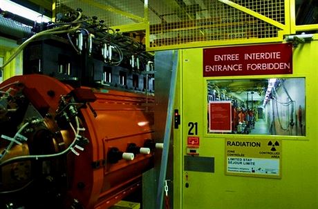 Věda a základní výzkum potřebuji i extrémně nákladná zařízení, čehož jsou důkazem například rozličné urychlovače ve středisku jaderného výzkumu CERN, kde pracují i Češi.