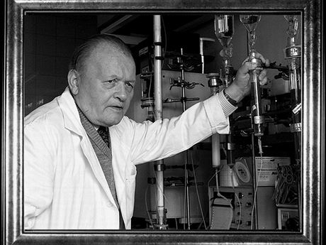 Skutečná ikona české vědy, profesor Antonín Holý (1. září 1936 - 16. července 2012).