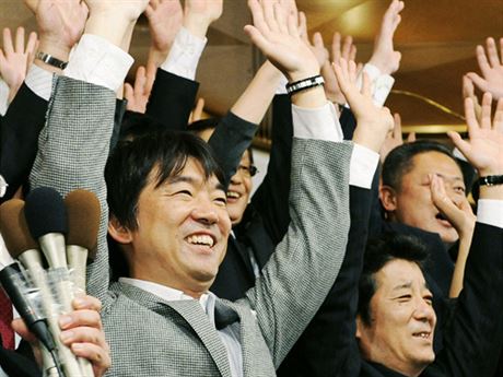 Hašimotovi je třiačtyřicet, byl ósackým prefektem, od listopadu je ósackým primátorem a chce být japonským premiérem.