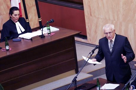 Václav Klaus u Ústavního soudu v roce 2008, když se jednalo o souladu Lisabonské smlouvy s českým ústavním pořádkem.