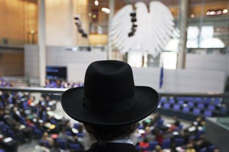 Rabín Netaniel Wurmser naslouchá debatě o obřízce v německém Bundestagu.
