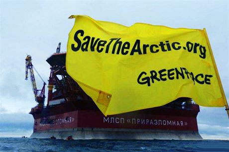 Aktivisté Greenpeace se pokusili obsadit ropnou ploinu Prirazlomnaja a peruit její innost.