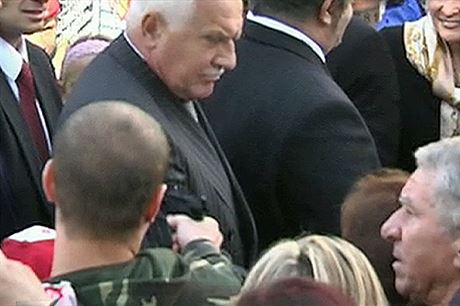 Václav Klaus v okamžiku napadení. Útočník drží nataženou ruku s airsoftovou zbraní, z níž několikrát vystřelil.