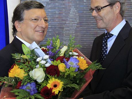 Jose Manuel Barroso pijímá gratulaci od velvyslance Norska v EU Atle Leikvolla.