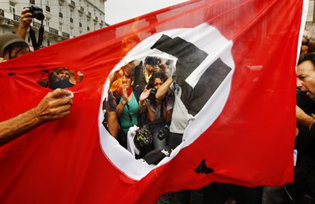 Protest proti Nmecku a kancléce Angele Merkelové se minulý týden v Aténách zúastnilo více ne 50 tisíc demonstrant. Dolo i na pálení vlajek s nacistickou symbolikou.