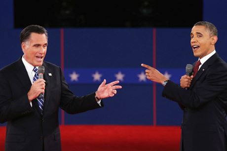 Mitt Romney (vlevo) byl jednoznaným vítzem první prezidentské debaty. Druhé klání ale ukázalo, e Barack Obama stále ije a zprávy o jeho politickém odchodu byly pedasné.