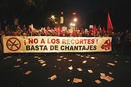 „Už žádné další škrty! Dost bylo vydírání!“ hlásá transparent na demonstraci během 24hodinové generální stávky v Madridu 14. listopadu. Španělští a portugalští zaměstnanci vstoupili minulou středu do první koordinované stávky na Pyrenejském poloostrově a