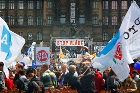 Demonstranti na protestní akci Stop Vlád 24. dubna 2012 na Václavském námstí v Praze