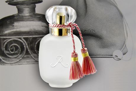 V popedí Lotus Rose, nejnovjí parfém firmy Les Parfums de Rosine. V pozadí parfém Balcon z roku 1922. Paul Poiret se pi navrhování jeho flakonu nechal dle svých slov inspirovat paískými balkony.