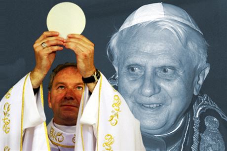 Papež Benedikt XVI. (vpravo) po odvolání arcibiskupa trnavské arcidiecéze Róberta Bezáka v červnu 2012 mu dokonce uložil vyhýbat se médiím. Ten však neuposlechl a spor se loni na konci roku vyhrotil.