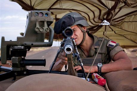 Francouzský voják pózuje fotografovi na svém stanoviti poblí letit ve mst Gao na severovýchod Mali.