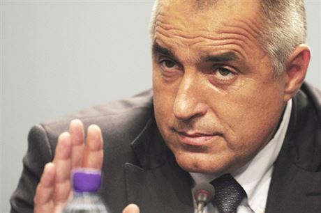 Bulharský premiér Bojko Borisov podal demisi ve středu 20. února – tři dny poté, co desetitisícové protesty proti cenám energie začalo doprovázet násilí.