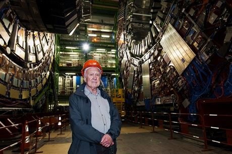 Momentálně nejslavnější fyzik světa, profesor Peter Higgs, se takto v roce 2008 vyfotil před experimentem CMS v ženevském CERN, který měl napomoci k hledání Higgsova bosonu.