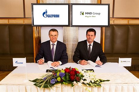 Viceprezident Gazpromu Alexander Medveděv a majitel skupiny KKCG Karel Komárek po slavnostním podpisu smlouvy.