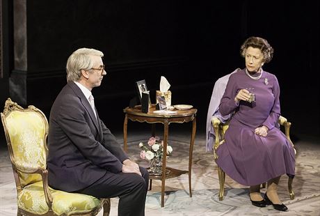 John Major (Paul Ritter) a královna (Helen Mirrenová) ve hře The Audience.