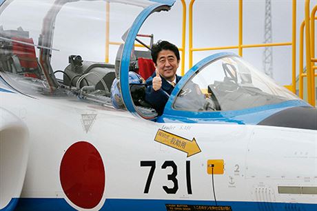 Vláda premiéra Šinzó Abeho (na snímku) se těší 70procentní podpoře voličů.