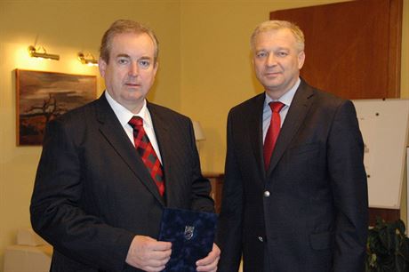 Ministr obrany Vlastimil Picek (vpravo) a náměstek pro obranné akvizice Libor Karásek.
