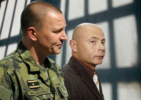 Souasný éf Vojenského zpravodajství Milan Kovanda (vlevo) a jeho pedchdce Ondrej Páleník.