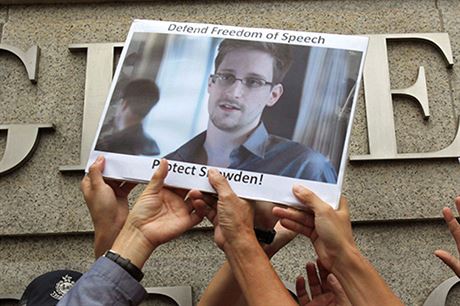 Podporovatel Edwarda Snowdena, bvalho pracovnka americk Nrodn bezpenostn agentury, kter vyzradil mdim informace o rozshlm sledovn elektronick koumunikace Amerian tajnmi slubami, dr jeho portrt bhem demonstrace ped americkm konz