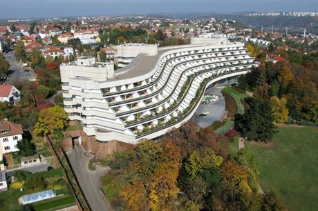 Místo bývalého stranického hotelu Praha chce Petr Kellner postavit školu. Plán má řadu odpůrců.