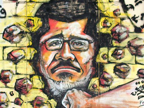 Graffiti zesměšňující ve středu odvolaného egyptského prezidenta Muhammada Mursího na zdi prezidentského paláce v Káhiře.