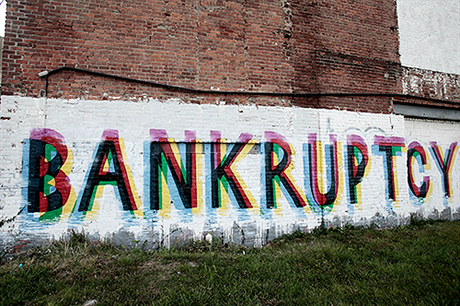 Streetartoví umělci vytvořili dílo symbolizující dnešní situaci města na zdi jedné z prázdných budov na Grand River Avenue v Detroitu.
