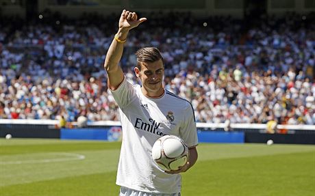 Gareth Bale se po pestupu z Tottenhamu Hotspur pedstavil fanoukm v dresu Realu Madrid 2. záí na stadionu Santiaga Bernabeu.