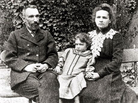 Ti lidé, tyi Nobelovy ceny. Rodie Pierre a Marie Curieovi dostali cenu za fyziku (1903), matka pidala i cenu za chemii (1911) a dcerka Irene Joliot-Curieová chemickou v roce 1935.