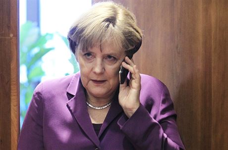 Barack Obama se současně snaží minimalizovat škody tvrzením, že se o odposlouchávání Angely Merkelové dozvěděl teprve letos v létě a hned jej zastavil.