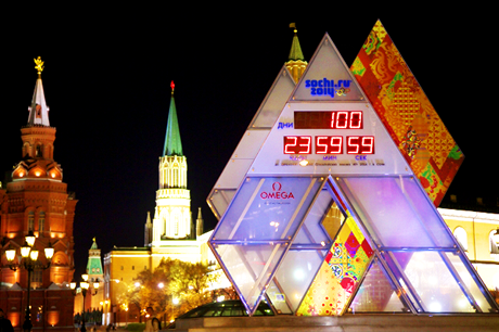 as zbývající do zaátku olympijských her v Soi v roce 2014 odpoítávají v Moskv obí prosvtlené hodiny.