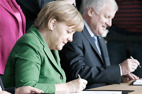 Německá kancléřka Angela Merkelová (CDU) a šéf sociálních demokratů Sigmar Gabriel při podpisu koaliční smlouvy.