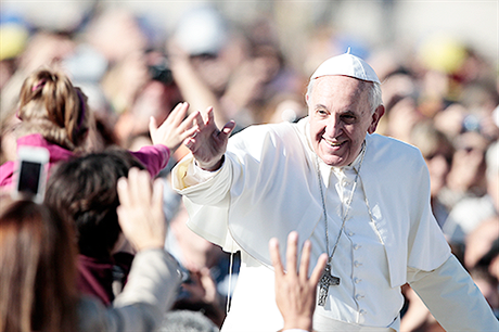Papež František se vítá s dětmi na Svatopetrském náměstí ve Vatikánu 6. listopadu.