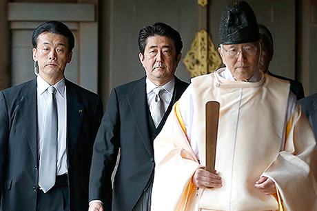 Japonský premiér inzó Abe (uprosted) se v intoistické svatyni Jasukuni pomodlil za due padlých Japonc, ím ranil city obyvatel íny a Jiní Koreje.