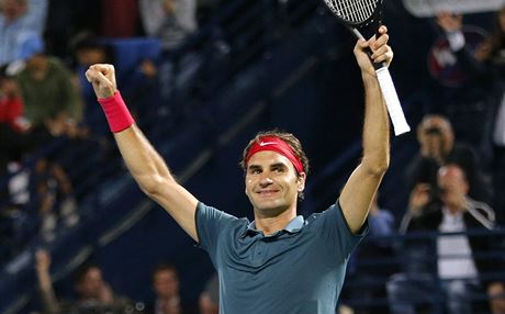 Roger Federer slaví výhru nad Tomáem Berdychem