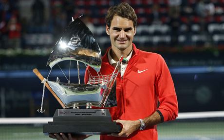 Roger Federer slaví výhru titul z Dubaje po výhe nad Tomáem Berdychem
