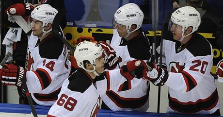 Jaromír Jágr slaví se spoluhrái svj 700. gól v NHL v zápase proti Islanders