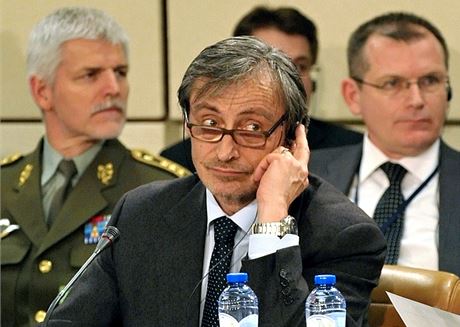 eský ministr obrany Martin Stropnický 26. února v Bruselu na jednání ministr obrany lenských zemí NATO. Vlevo vzadu je náelník generálního tábu Petr Pavel, vpravo eský velvyslanec pi NATO Jií edivý. 