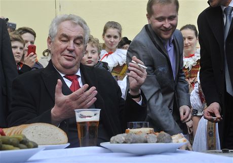 Prezident Milo Zeman (sedící vpravo) navtívil 6. bezna obec Cholina na Olomoucku v rámci své cesty po Olomouckém kraji. Hejtman Jií Rozboil (druhý zprava), rodák z Choliny, prezidenta pozval na vepové hody.