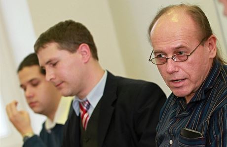 Karel Svtnika (uprosted) bhem diskuze mezi kandidáty na editele ÚSTR. Vlevo Adrian Portmann von Arburg, vpravo Viktor Meca.