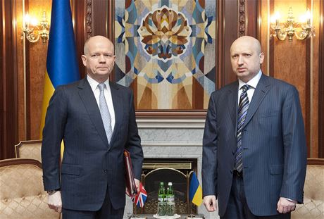 Britský ministr zahranií William Hague (vlevo) a prozatímní ukrajinský prezident Oleksandr Turynov.