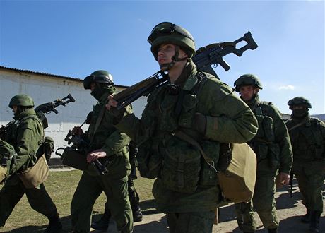 Vojáci se na ukrajinském území pohybují v maskovacích uniformách bez hodnostního oznaení, jejich výzbroj, chování a vybavení podle místních noviná jasn ukazuje na armádní profesionály.